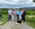 Bild: Elsner/exb
Annelise und Franz Esser kommen seit 20 Jahren nach Neunburg. Im Bild von links Tourismusamtsleiter Werner Dietrich, das Ehepaar Esser, die Gastgeber Johann und Claudia Elsner, Tourismusvereinsvorsitzender Markus Greiner und Bürgermeister Martin Birner.