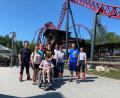 Bild: Malteser/exb
Leonie mit ihrem Freund und der Familie im Freizeitpark Plohn. Mit dabei waren Malteser aus Weiden und Rötz, die die Fahrt mit dem Herzenswunsch-Krankenwagen begleiteten.