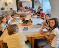 Bild: Irmgard Meißner/exb
Die Kinder knüpften beim Ferienprogramm der Pfarrei Tirschenreuth ihre eigenen Rosenkränze.