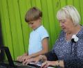 Bild: ads
Musiklehrerein Lara Smirnova und ihr siebenjähriger Enkel Mykhajlo Fortuna spielten beim ukrainischen Fest im interkulturellen Garten ukrainischen Volksweisen und stimmungsvolle Lieder auf dem Keyboard.