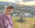 Bild: Hackl/exb
Die junge Thriller-Autorin Verena Hackl lässt ihr erstes Buch in dem US-Bundestaat Montana spielen, den sie schon mehrfach bereist hat. Im Hintergrund sieht man die Stadt Missoula in Montana und deren große Universität.