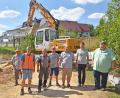 Bild: no
Auf der Baustelle: (von links) Bauhofleiter Josef Sellner, Josef Dobler (Polier Firma Mickan), Jürgen Hauer (Bayernwerk-Kundencenter Parsberg), Wassermeister Peter Kölbel, Karl-Heinz Mäutner (Bauleiter Firma Mickan), David Neidl (Architekturbüro) und Bürgermeister Dieter Dehling.
