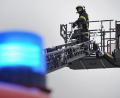Symbolbild: Stefan Sauer/dpa
Ein Mitarbeiter der Berufsfeuerwehr steht auf einer Drehleiter.