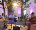 Bild: Jürgen Zach/exb
Mit südamerikanischen Klängen sorgte das Trio Barbatres für ein tolles Ambiente zum nachhaltigen Genuss beim Klimadinner im Innenhof des Klosters Ensdorf.