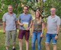 Bild: fvo
Vorsitzender Ludwig Eger (links) und Kassier Johann Gollwitzer (rechts) freuen sich, dass Christoph und Franziska Striegl die Siedlerzeitungen austragen.