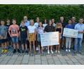 Bild: jr
Pfarrgemeinderatssprecher Lothar Kick (rechts), Mesnerin Helga Weiß (Dritte von rechts) sowie weitere Vertreter der Pfarrei sowie Firmlinge überreichten an Stadtpfarrer Anton Witt (Fünfter von links) einen Spendenbetrag in Höhe von 3261,60 Euro. Hinzu kamen 200 Euro der Firmlinge aus Steinmühle. Das Geld wird an den indischen Bischof Dr. Moses D. Prakasam für dessen Projekte weitergeleitet.