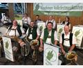 Bild: Ziegler/exb
Bürgermeister Christian Ziegler (vorne, Zweiter von rechts) ist mit früheren Studien- und Orchesterkollegen fürs Gäubodenfest abonniert. Diese Blaskapelle ist eigens für Straubing ins Leben gerufen worden und nur dort zu hören.
