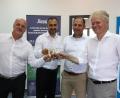 Bild: Daniel Olaru/exb
Ioan Popa (Bürgermeister von Resita), Daniel Olaru (Geschäftsführer EMZ-RO), Andreas Weidmüller und Thomas Hanauer (beide EMZ-Nabburg) stoßen auf den Erfolg des Projektes an (von links).