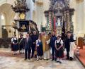 Bild: Claudia Königer/exb
Propst Pater Milan Kucera (Vierter von rechts), die Hauptzelebranten Monsignore Karl Wuchterl (zweite Reihe, Fünfter von rechts) und Ferdinand Kohl (rechts), die Vorstände des Fördervereins Maria Kulm, Dr. Helmut Eikam (links) und Luis-Andreas Hart (Dritter von rechts) sowie Vertreter von Fahnen- und Trachtendelegationen aus ganz Bayern beim deutsch-tschechischen Gebetstag in Maria Kulm.