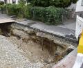 Bild: Petra Hartl
Die Meillerstraße in Amberg hat ein Loch. Untersuchungen durch das Tiefbauamt haben ergeben, dass unter der Fahrbahn bis in fünf Meter Tiefe der Boden fehlt.