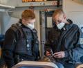 Bild: Bundespolizei
Zwei Beamte der Bundespolizei kontrollieren Ausweise in einem Zug.