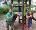 Bild: Kunz
Stadtgärtner Stefan Dürgner präsentiert auf dem sanierten Kinderspielplatz an der Entenbühlstraße das neue Spielgerät aus recyceltem Material.
