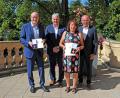 Bild: Christine Hollederer/exb
Bernhard und Christine Fleischmann zeigen stolz ihre Orden, die ihnen Landrat Richard Reisinger aushändigen durfte. Erster Gratulant war der Kümmersbrucker Bürgermeister Roland Strehl (rechts).