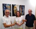 Bild: Norbert Reuschl/exb
Vorsitzender der Sternfreunde Matthias Mändl (von links), Künstlerin Michaela Auer und Schatzmeister Wolfgang Biehler bei der Vernissage.