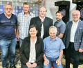 Bild: hai
Bezirksvorsitzender Herbert Röder gratulierte dem neuen Vorstand mit Jens Weiner, Bernhard Walter, Heinz Schmidt, Christine Lubig-Schmidt, Peter Honsowitz und Karlheinz Sehnke (von links).