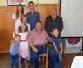 Bild: dpe
Der Jubilar Andreas Flierl (sitzend) zusammen mit seinen Enkeln Johannes, Sofia, Marlene, Lukas, Andreas, Sebastian und Bürgermeister Peter Dotzler (von links).