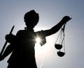 Symbolbild: Arne Dedert/dpa
Eine Statue der Justitia mit einer Waage und einem Schwert in der Hand.