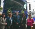 Bild: Simon Schmidt/THW Neunburg
Stellvertretende Landrätin Birgit Höcherl, Regionalstellenleiterin Petra Gärtner, Neunburgs Ortsbeauftragter Stefan Meier, MdB Martina Englhardt-Kopf und stellvertretende Bürgermeisterin Margit Reichl (von links) freuen sich über den Meilenstein in der Ausrüstung des THW Neunburg.