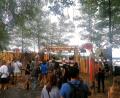 Bild: kec
Direkt am Klausensee in Schwandorf können Festivalbegeisterte zu Musik tanzen. Der Aufbau der Holzkonstruktionen hat eine Woche gedauert.