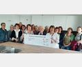 Bild: mof
Der Katholische Frauenbund Ammerthal überreicht eine 500-Euro-Spende an Marianne Gutwein (vorne Mitte) vom Sozialdienst katholischer Frauen Amberg.