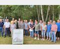 Bild: flt
Bezirksvorsitzender Reinhard Ott (Dritter von links) zeichnete die Vorsitzende des Siedlerbundes in Plößberg Elli Müller (Neunte von rechts) und ihren Stellvertreter Reinald Roderer (Siebter von links) mit der silbernen Ehrennadel des Bezirksverbandes aus.