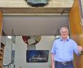 Bild: Peggy Biczysko/fph
Pfarrer Josef Triebenbacher vor dem Portal der Herz-Jesu-Kirche.