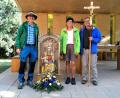 Bild: rha
Edmund Heldmann (links), Paula Weiß und Josef Stauber führten die 60-köpfige Pilgergruppe der Pfarreiengemeinschaft Vilseck-Schlicht-Sorghof zum Gnadenort auf den Frohnberg.