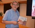 Bild: jr
Der 63-jährige, gebürtige Konnersreuther Johann Härtl mit seinem Erstlingswerk, einem Buch über seine Großtante Theres Neumann.
