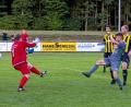 Bild: ham
Nach einer verunglückten Kopfballabwehr staubte Kilian Fischer (Zweiter von rechts) zum 1:1 für den Gastgeber FC OVI/Teunz ab. Weidenthals Keeper Peter Zenger (rotes Trikot) war ohne Chance. Am Ende siegte OVI/Teunz mit 2:1.