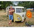 Bild: bl
Mike Pelloth und sein DDR-Bulli-Nachbau aus Holz: Am Badeweiher in Gleiritsch ist der T1 des Chemnitzers einer der Hingucker beim Treffen der Fans von luftgekühlten Motoren.
