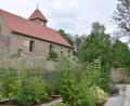 Bild: bö
Ein Blick über den Schloss-Kräutergarten von Lutzmannstein hinauf zur ehemaligen Pfarrkirche St. Maria und Luzia lässt Träume und Erinnerungen aufkommen. Das Dorf liegt im militärischen Sperrgebiet.