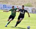 Bild: Hubert Ziegler
Der vom FC Amberg gekommene Neuzugang des SV Inter Bergsteig Amberg, Matthias Brinster (rechts), kann in dieser Szene den Ball vor Andreas Hammerl vom ASV Haselmühl sicher abschirmen.