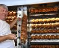 Bild: Petra Hartl
Nach 28 Jahren im selben Job sitzt bei Koch Toni Zivko jeder Handgriff. Immer sieben Hähnchen drehen sich auf einem Spieß. Links werden sie angewärmt, rechts ganz durchgebraten. Die Hähnchen ganz oben sind verkaufsfertig.