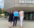 Bild: Tobias Reitmeier/exb
Geschäftsstellenleiterin Kathrin Schwarz (re) Abteilungsleiterin Melanie Kasowski und Gemeinschaftsvorsitzender Peter Neumeier freuen sich über die Auszeichnung als „Digitales Amt“ für die Verwaltungsgemeinschaft Schwarzenfeld