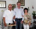 Bild: Dagmar Williamson
Seit 20 Jahren verbindet sie eine Freundschaft, auch durch die Liebe zur Musik: Vadim Vasilkov und Ludmila Portnova freuten sich, dass ihnen Ambergs 3. Bürgermeister Franz Badura zum 60. Hochzeitstag gratulierte. Zusammen spielten sie gleich den Espana-Walzer mit Kastagnetten-Takt.