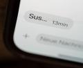 Bild: Marijan Murat/dpa
Das Wort „sus“ ist auf dem Display eines Mobiltelefons zu sehen. Am 25. Oktober wird das "Jugendwort des Jahres" 2022 bekanntgegeben.