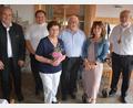Bild: jr
Astrid Bauer (Dritte von links) feierte am Sonntag ihren 85. Geburtstag. Es gratulierten neben Ehemann Siegfried Sommer (Mitte) und Enkelin Cornelia (Zweite von rechts) auch Dritter Bürgermeister Josef Schwägerl und Kaplan Daniel Schmid (von links) sowie Stadtpfarrer Anton Witt.