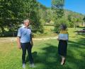 Bild: sgö
Bürgermeister Reiner Pickel zeigt der Bundestagsabgeordneten Susanne Hierl unter anderem das Wassertretbecken in Haunritz.