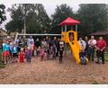 Bild: Gemeinde Speichersdorf/exb
In Guttenthau bei Speichersdorf wurde nun der 16. Spielplatz der Gemeinde eingeweiht und eröffnet. Rund 40 Kinder und ihre Eltern kamen zur Veranstaltung am Samstag.