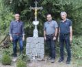 Bild: mrr
Bürgermeister Erwin Geitner, Heimatvereinsvorsitzender Hubert Haas und Pfarrgemeinderatsvorsitzender Josef Weinfurtner (von links) freuen sich über das neue Kreuz der Zink`n-Marter.