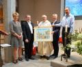 Bild: wec
Zum Abschied gab es von der Pfarreiengemeinschaft ein Bild, auf dem die vier Kirchen der drei Pfarrteile zu sehen sind: (von links) Gudrun Bauer, Sprecherin des Gesamt-Pfarrgemeinderats, Josef Beer, Kirchenpfleger Ebermannsdorf, Pfarrer Herbert Grosser, Richard Bäumler, Kirchenpfleger Theuern, sowie Josef Schlegl, Kirchenpfleger Pittersberg.