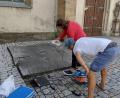Bild: hev
Das Archäologieteam beim Untersuchen der Platte.