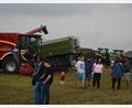 Bild: jr
Zahlreiche landwirtschaftliche Maschinen und Fahrzeuge gab es am Samstag beim Tag der offenen Tür der Firma Schaumberger Agrar auf einer Wiese im Gewerbegebiet Birkigt zu besichtigten. Trotz des regnerischen Wetters herrschte ein reges Interesse.