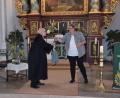 Bild: wku
Vertrauensfrau Manuela Trautmann-Deinzer übergab Pfarrer Matthias Ahnert ein Abschiedsgeschenk.