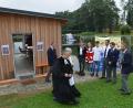 Bild: dob
Pfarrer Matthias Weigart und Diakon Janusz Szubartowicz (von links) segneten die neuerbaute Wachhütte. Ortsgruppen-Vorsitzender Corbinian Kraus und Wasserwachtmitglieder begleiteten die feierliche Zeremonie.
