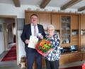 Bild: rha
Zum 90. Geburtstag gratuliert Bürgermeister Hans-Martin Schertl der rüstigen Jubilarin Resi Kreuzer und wünscht ihr noch viele weitere Jahre in Glück und Gesundheit.