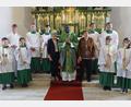 Bild: mmj
Pfarrer Temple wurde verabschiedet. Unser Bild zeigt den Geistlichen zeigt PGR-Sprecherin Barbara Wirnhofer (links), Mesnerin Ernestine Linsmeier (rechts), Gemeindereferent Christian Glaser (hintere Reihe links) und den Ministranten nach dem Gottesdienst in der Pfarrkirche St. Wenzeslaus.