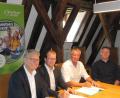 Bild: fg
Gemeinsam in die digitale Zukunft der Stadt Hirschau (von links): Jürgen Hernichel (CEO von Glasfaser Direkt), Markus Jobst (Geschäftsführer und Regionalleiter Süd der Glasfaser Direkt), Bürgermeister Hermann Falk, Sebastian Krysa (Breitbandberatung Bayern) bei der Unterzeichnung des Kooperationsvertrages im historischen Rathaussaal.