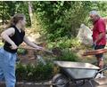 Bild: hcz
Sophie Hömig und Hans Forster, Mitglieder des Tierfriedhof-Fördervereins, bei der Arbeit.