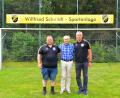 Bild: SV Etzelwang/exb
Die Vorsitzenden Benjamin Rischkau (links) und Christoph Miszka (rechts) freuen sich gemeinsam mit Willfried Schmidt über die nach dem Ehrenvorsitzenden benannte Sportanlage.